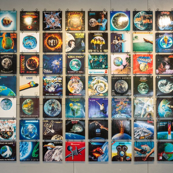 Konstantin Voit - 70 Plattencover mit Weltkugeln, 2024